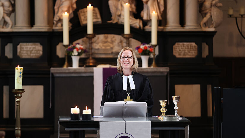 Bischöfin Nora Steen feiert Gottesdienst mit den Nordkirche-Synodalen in Lübeck-Travemünde.