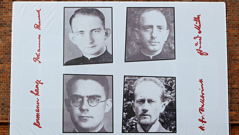 Bildnisse der katholischen Kapläne Johannes Prassek, Hermann Lange, Eduard Müller und des evangelischen Pfarrers Karl Friedrich Stellbrink.