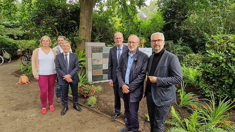 Bei der Einweihung des Gedenkortes versammelten sich Doris Kratz-Hinrichsen (Diakonie Schleswig-Holstein), Michael Leißner (Steinmetzt), Heiko Naß (Landespastor), Volker Schümann (Diakonie Husum), Friedemann Magaard (Kichengemeinde Husum). 