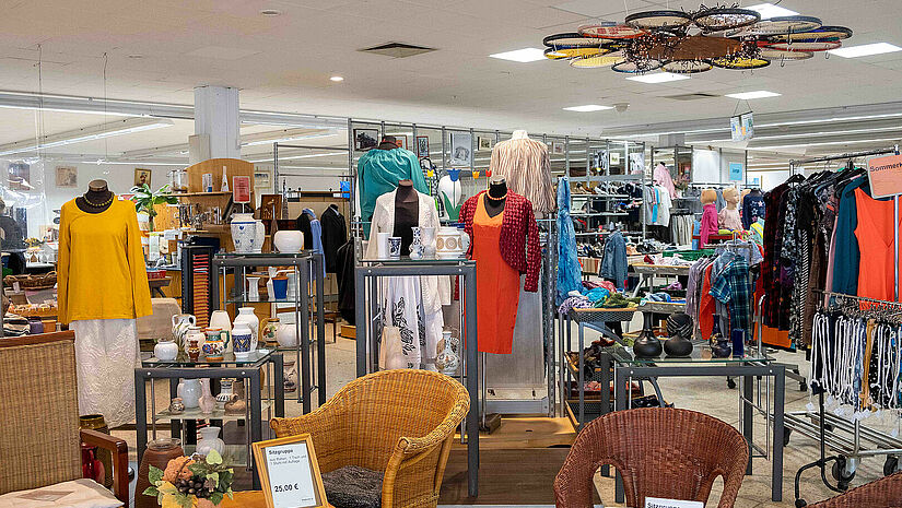 Das Sozialkaufhaus in Neumünster bietet gebrauchte Kleidung, Möbel und Geschirr an. Das Sozialkaufhaus in Neumünster bietet gebrauchte Kleidung, Möbel und Geschirr an.
