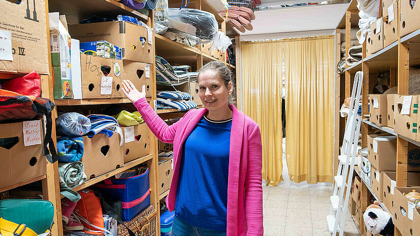 Die Leiterin des Sozialkaufhauses in Neumünster, Diana Lenz, zeigt das Lager für die gespendeten Waren. Die Leiterin des Sozialkaufhauses in Neumünster, Diana Lenz, zeigt das Lager für die gespendeten Waren.