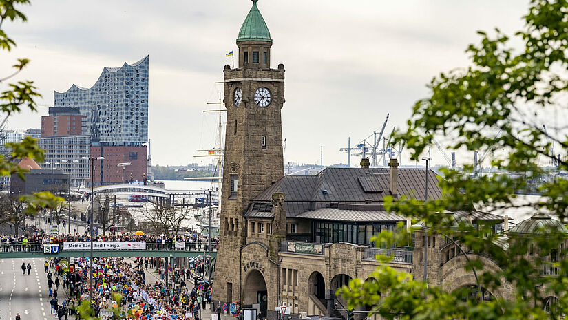 Der Hamburg-Marathon lockt jährlich viele tausend Athletinnen und Athleten in die Hansestadt. (Archiv)