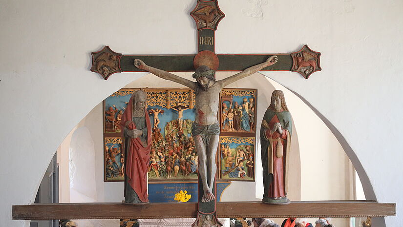 Blick auf Kreuz und Altar in der St.Martin-Kirche in Osterhever.
