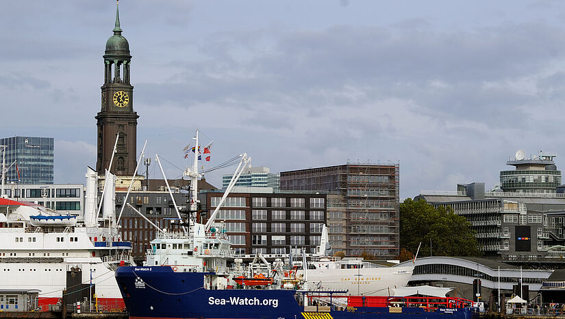 Die Initiative zur zivilen Seenotrettung im zentralen Mittelmeer Sea-Watch e.V. hat in Hamburg ihr neues Schiff für Seenotrettung getauft. Die Sea-Watch 5 ist ein 12 Jahre altes Schiff von 58 Metern Länge und kann bis zu 500 Menschen aufnehmen. 
