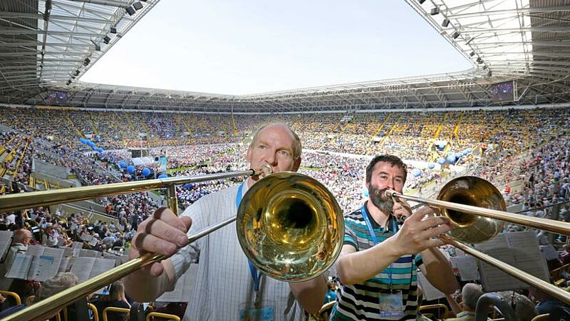Abschlussgottesdienst des Deutschen Evangelischen Posaunentags im Dynamostadion in Dresden mit rund 34.000 Teilnehmern