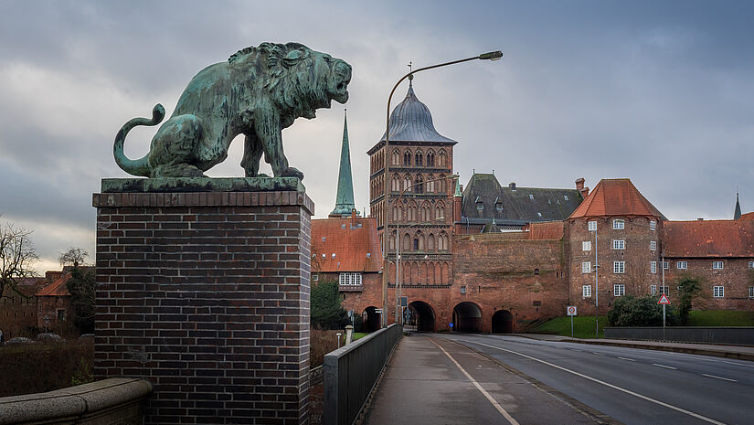Das Burgtor in Lübeck ist eine Station des Kreuzweges.
