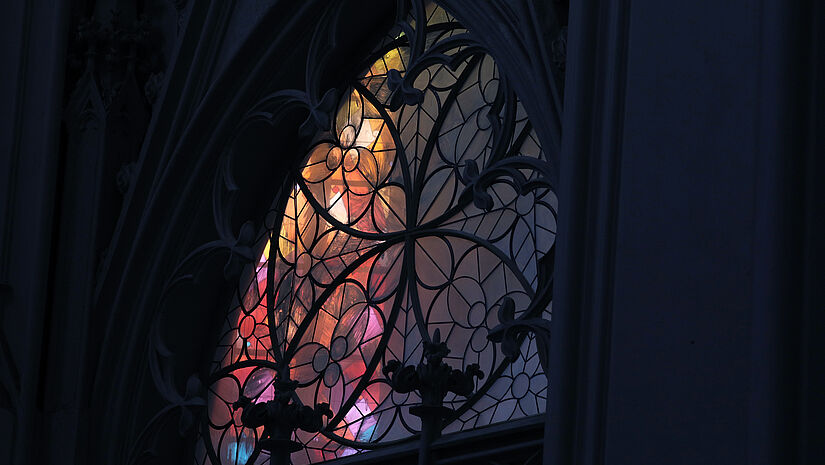 Die farbigen Gläser nehmen das von Osten in die Kirche einfallende Licht auf und illuminieren den Kirchenraum. 