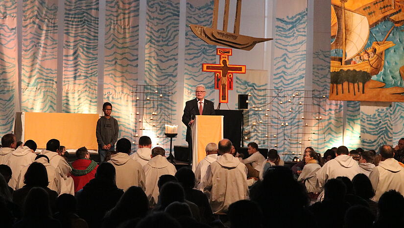 Der ehemalige Bundespräsident und Pastor Joachim Gauck spricht das Mittagsgebet beim Taizé-Jugendtreffen in Rostock am 30. Dezember 2022.