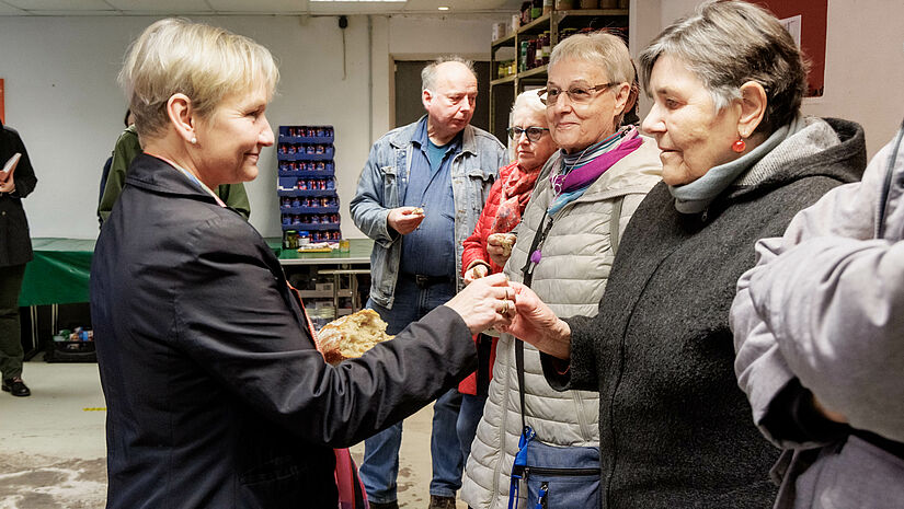 Aktion Brot und Segen zum Martinstag: Bischöfin Fehrs verteilt Brot an Ehrenamtliche im Farmsener Tisch. "Danke, dass ihr Herz und Zeit teilt", sagte sie.