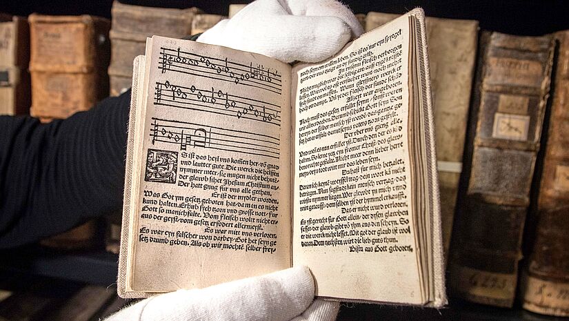Das Erfurter Faerbefass-Enchiridion, gedruckt 1524, in der Marktkirchenbibliothek in Goslar. Es gilt als das erste Gemeindegesangbuch der Welt.