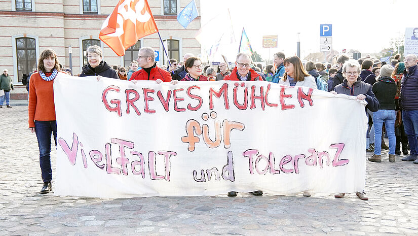 Landesbischöfin Kristina Kühnbaum-Schmidt (2. von links) auf der Demonstration unter dem Motto "Für Toleranz und Vielfalt - Unser Grundgesetz ist unantastbar" in Grevesmühlen am Sonnabend (2.3.2034). Landesbischöfin Kristina Kühnbaum-Schmidt (2. von links) auf der Demonstration unter dem Motto "Für Toleranz und Vielfalt - Unser Grundgesetz ist unantastbar" in Grevesmühlen am Sonnabend (2.3.2034).