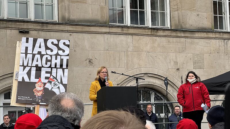 Bischöfin Nora Steen bei ihrer Rede auf dem Kieler Rathausmarkt.