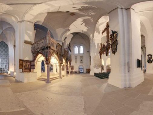 Lübecker Schulen und Zirkuskinder am Dom-Tag im weiten Kirchenraum