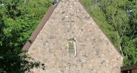 Sommerkirche in Brekendorf, Freiluft-Gottesdienst vor der Kapelle, Pastorin Kerstin Hansen-Neupert