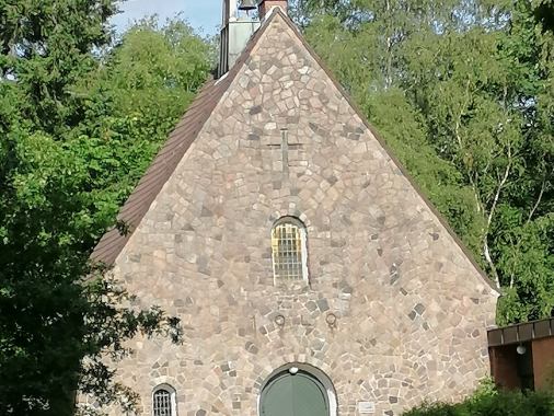 Sommerkirche in Brekendorf, Freiluft-Gottesdienst vor der Kapelle, Pastorin Kerstin Hansen-Neupert
