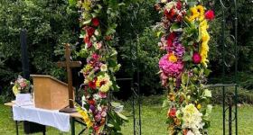 Segenstor-Gottesdienst auf der Apfelwiese