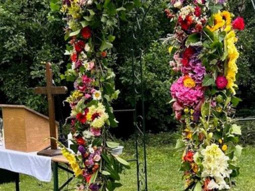 Segenstor-Gottesdienst auf der Apfelwiese