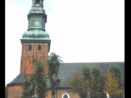 Gottesdienst in Tönning, Pastor Alexander Böhm mit anschließender  Kranzniederlegung auf dem Friedhof
