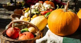 Erntedank-Gottesdienst auf dem Markt mit Pastorin Inga Meißner und Pröpstin Petra Kallies