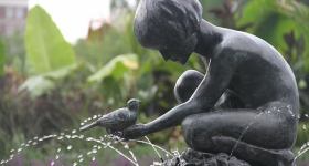 Meditation im Altarraum der Kirche