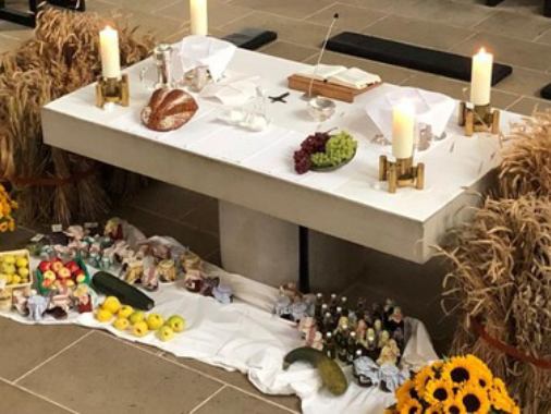 Abendmahlsgottesdienst zu Erntedank mit Vikar Per Olsen, zeitgleich Kindergottesdienst, anschließend Eintopfessen