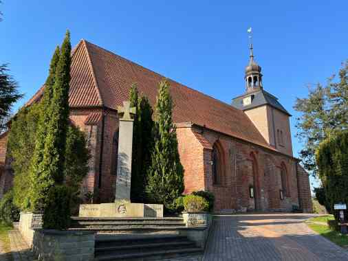Andacht in der Gedenkstätte Ahrensbök mit Pflanzen eines Korbinian-Apfelbaumes
