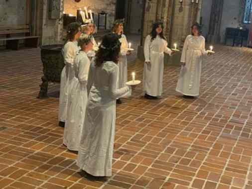 Lucia-Singen mit der hlg. Lucia und Gefolge aus Visby und Pastor Robert Pfeifer (anschl. Kirchenführung)