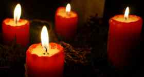 Adventsgottesdienst m Friedenslicht, Pastor Tobias Drömann und Konfirmand*innen