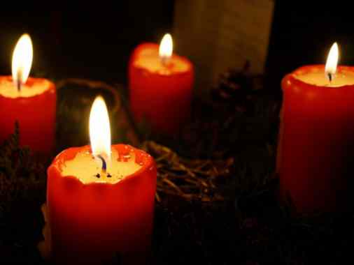 Adventsgottesdienst m Friedenslicht, Pastor Tobias Drömann und Konfirmand*innen