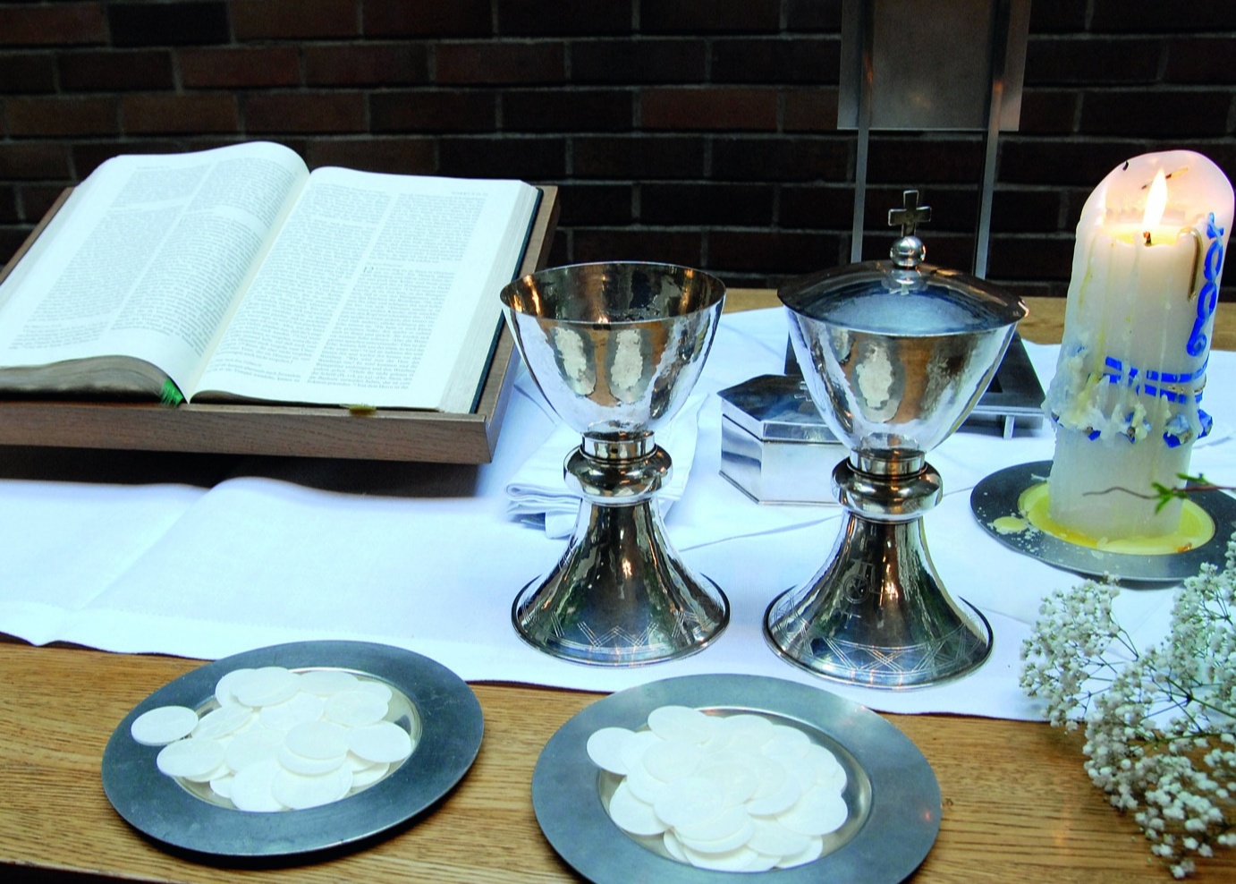 Gottesdienst mit Abendmahl und Kirchenkaffee; Pn. Dr. Bauer