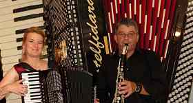 Frühlingsmusik mit Klarinetten und Konzertakkordeon mit dem Duo „Sing Your Soul“