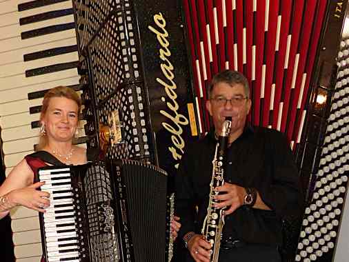 Frühlingsmusik mit Klarinetten und Konzertakkordeon mit dem Duo „Sing Your Soul“