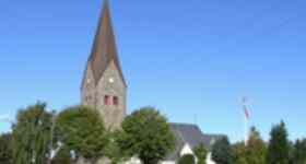 Kirchgang zum Gottesdienst nach Bov