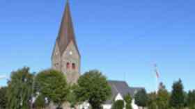 Kirchgang zum Gottesdienst nach Bov