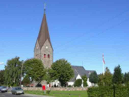 Kirchgang zum Gottesdienst nach Bov