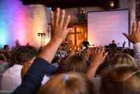 <a href="/veranstaltungen/detailansicht/event/jugendgottesdienst-mit-band-2.html" target="_self">Jugendgottesdienst mit Band</a>