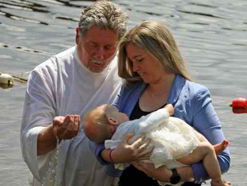 Gottesdienst mit See-Taufen