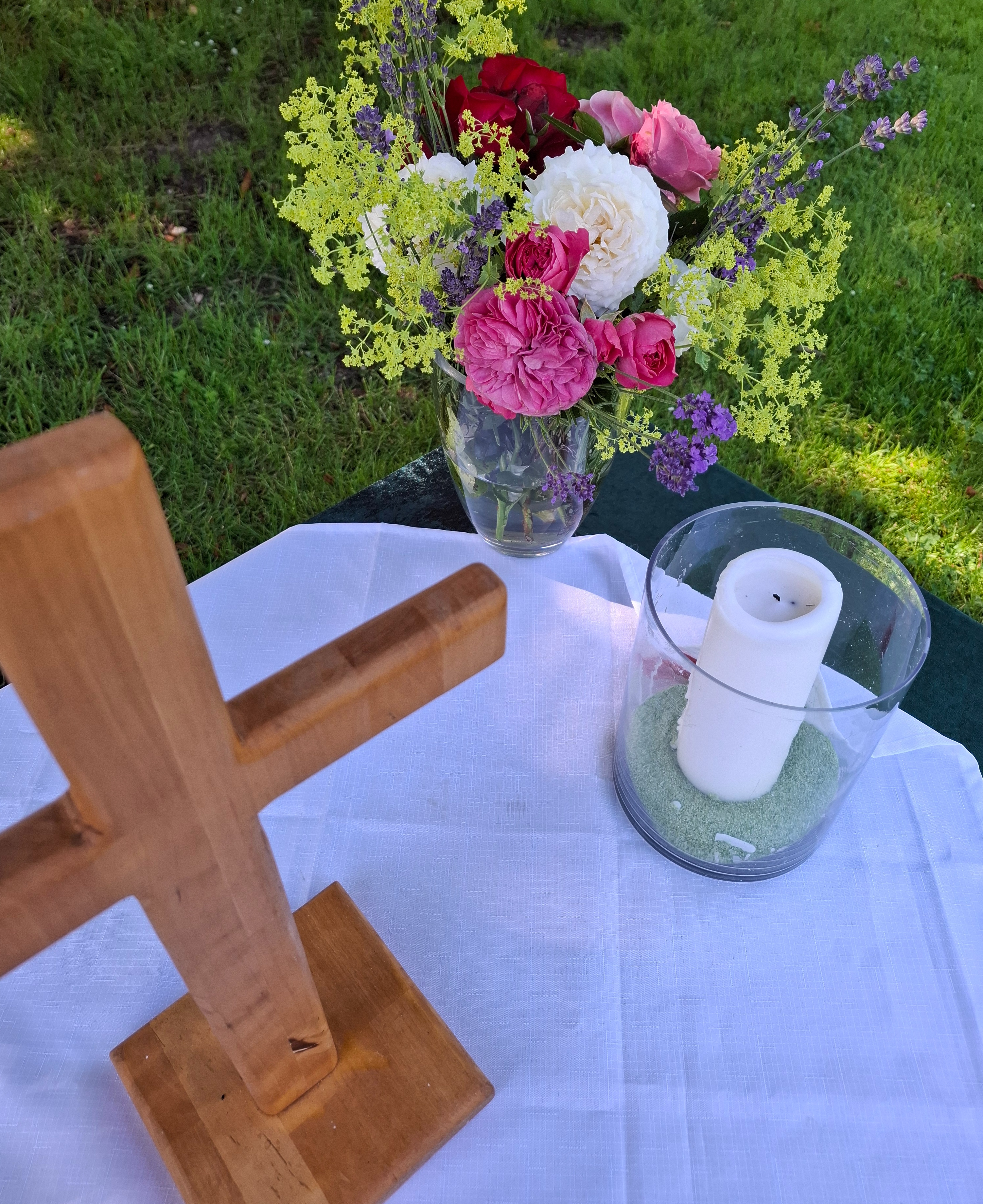 Sommerkirche: Freiluft-Gottesdienst vor dem Pastorat in Ascheffel mit Posaunenchor, Pastorin Kerstin Hansen-Neupert