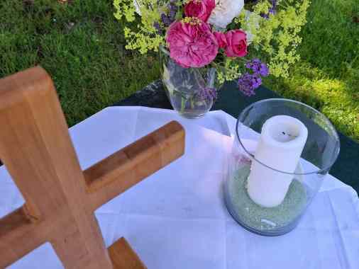 Sommerkirche: Freiluft-Gottesdienst vor dem Pastorat in Ascheffel mit Posaunenchor, Pastorin Kerstin Hansen-Neupert