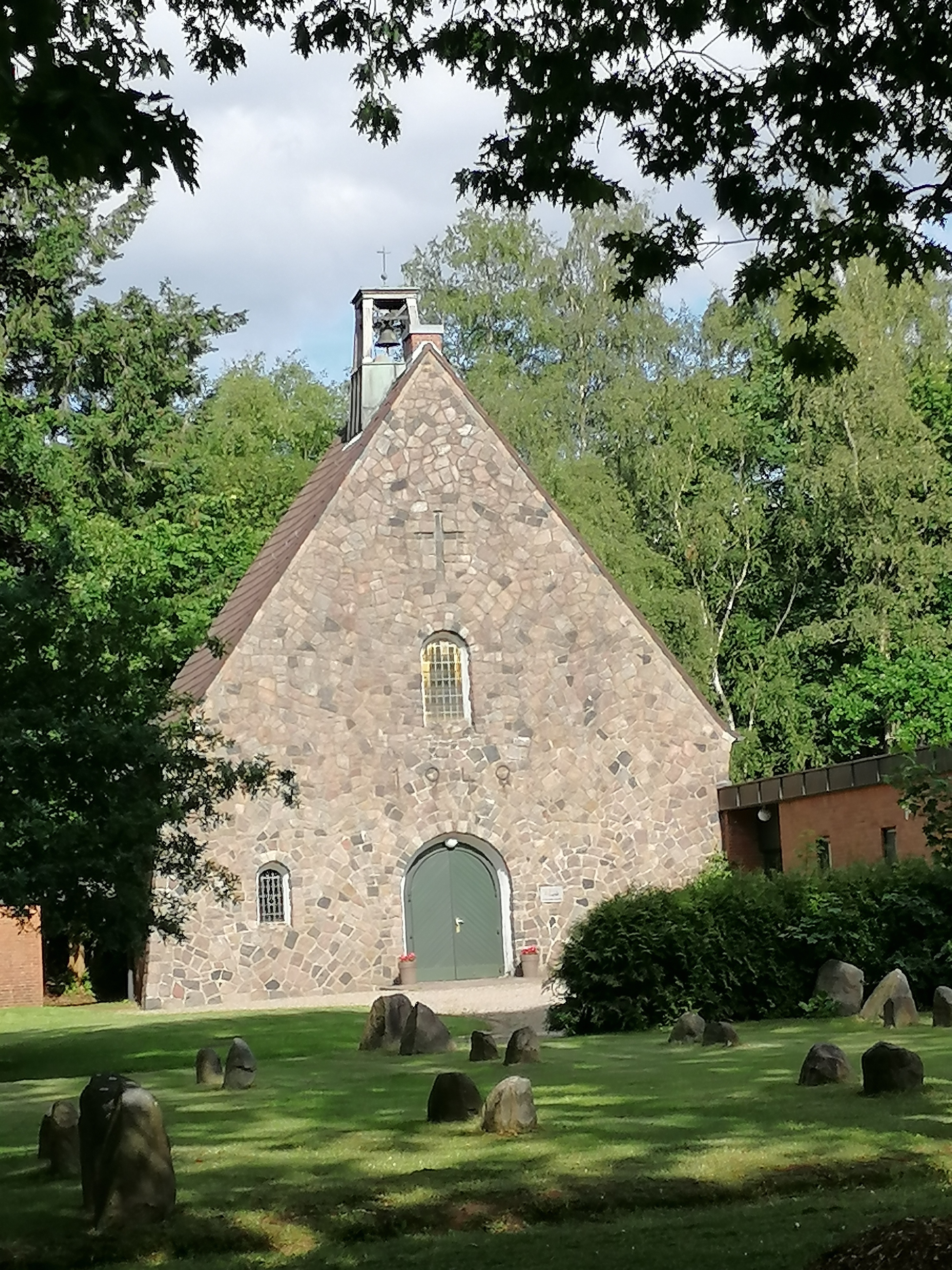 Freiluft-Gottesdienst vor der Kapelle in Brekendorf mit Posaunenchor, Pastorin Kerstin Hansen-Neupert