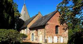 Sommerkirche: Freiluft-Gottesdienst vor der Kirche in Kosel, Pastorin Susanna Kschamer