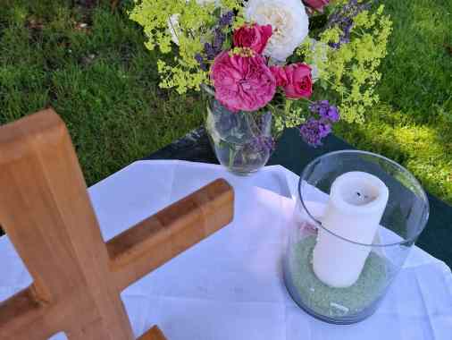 Sommerkirche: Freiluft-Gottesdienst im Pastoratsgarten in Bünsdorf, Pastor Thies Feldmann