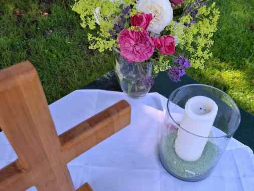 Sommerkirche: Freiluft-Gottesdienst vor der Kirche, Pastorin Susanna Kschamer