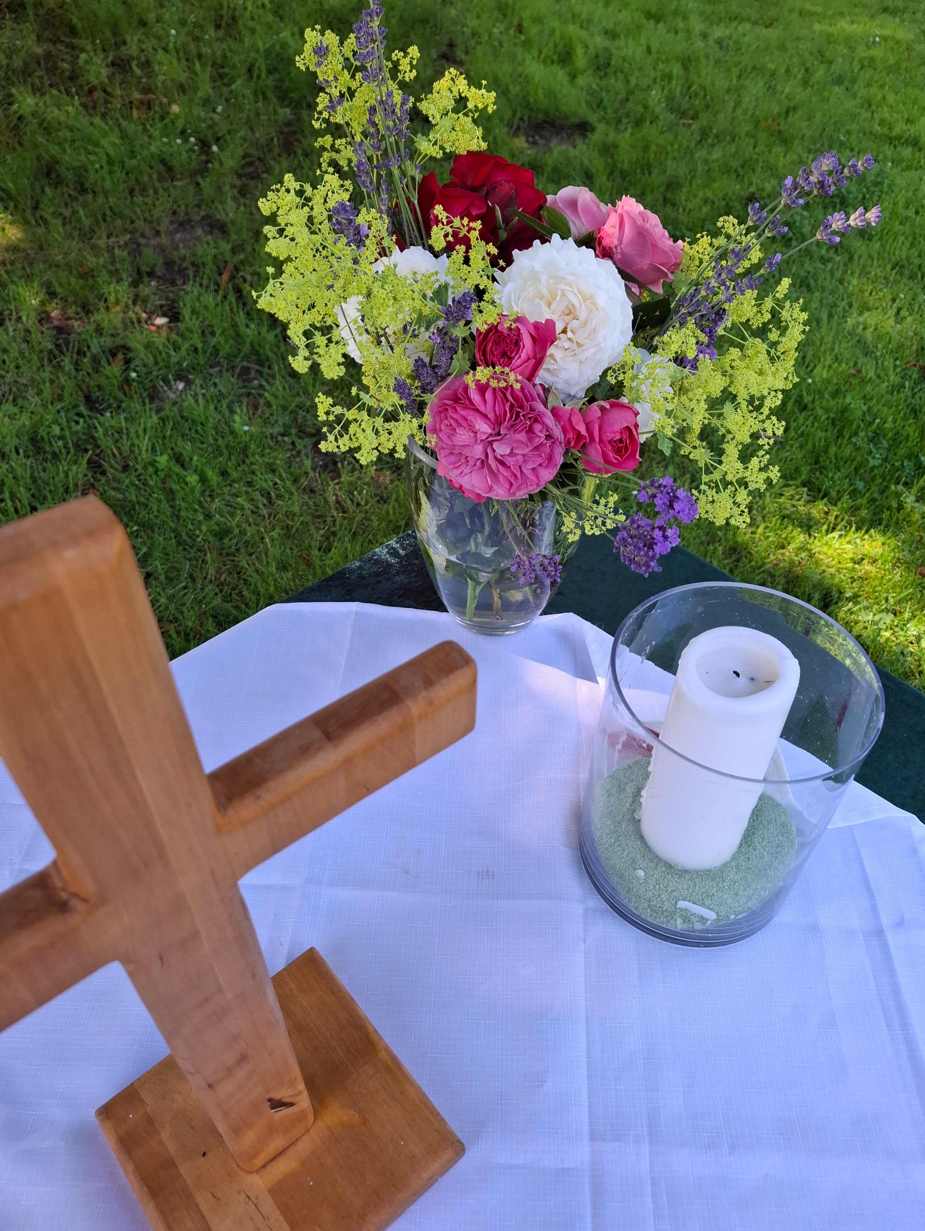 Sommerkirche: Gottesdienst zum Dorffest in Osterby mit Posaunenchor, Pastorin Kerstin Hansen-Neupert