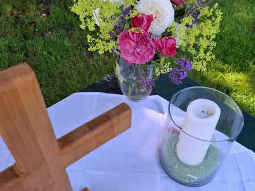 Sommerkirche: Gottesdienst zum Dorffest in Osterby mit Posaunenchor, Pastorin Kerstin Hansen-Neupert