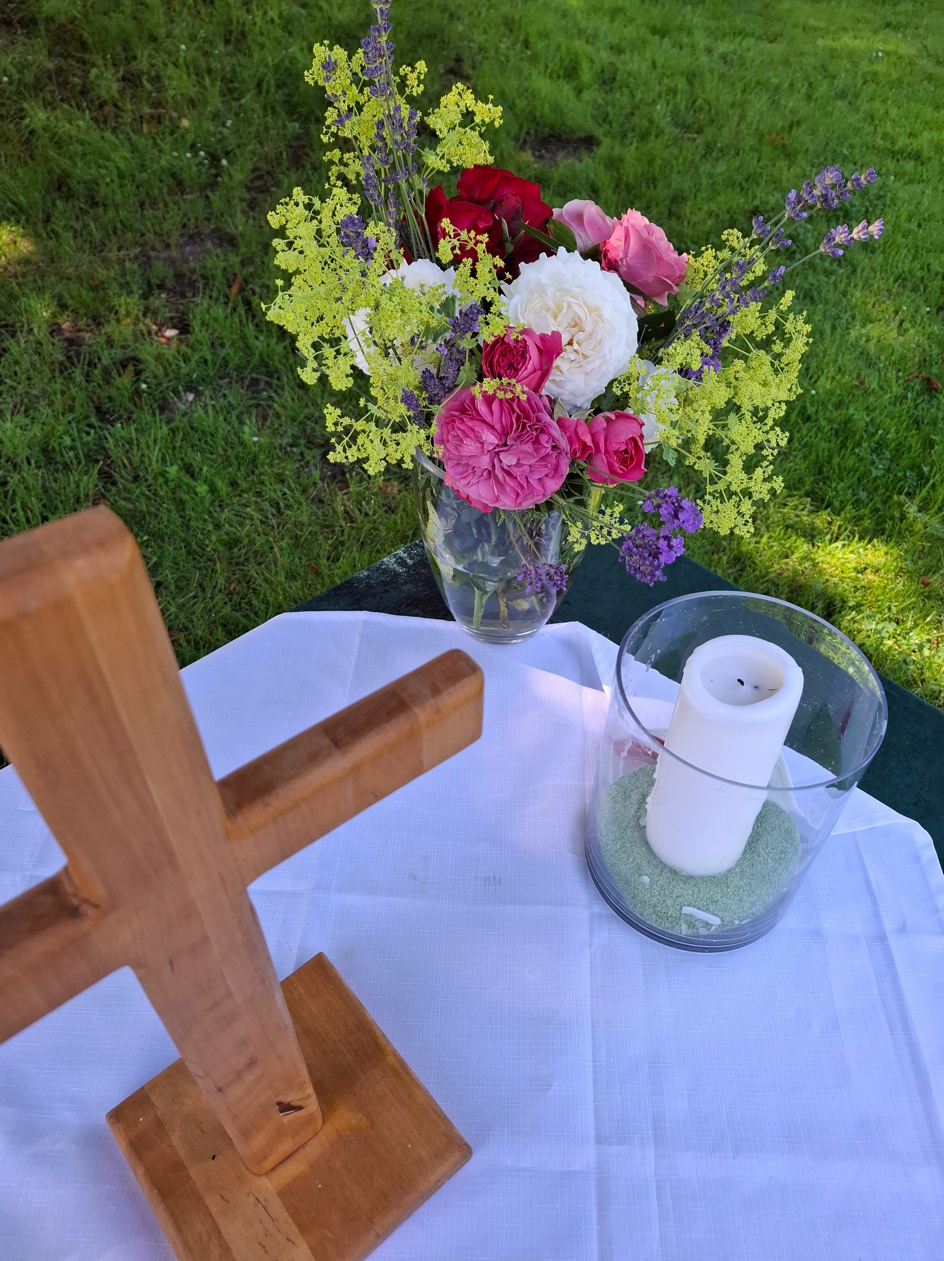 Sommerkirche: Bierpilz-Gottesdienst vor dem Pastorat in Owschlag, Pastorin Jessika Gude