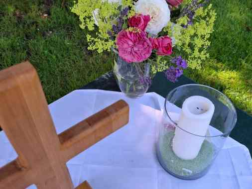 Sommerkirche: Bierpilz-Gottesdienst vor dem Pastorat in Owschlag, Pastorin Jessika Gude
