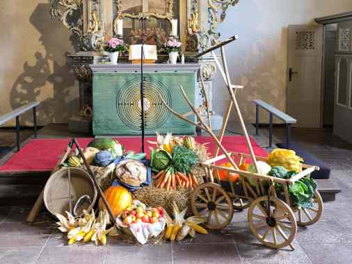 Erntedank-Gottesdienst mit Pastorin May-Britt Johannsen mit Abendmahl und der Kantorei