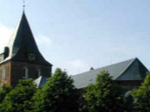 Familienkirche zu St. Martin in Garding, Treffen auf dem Schulhof, mit Laternelaufen, Pastor Ralf-Thomas Knippenberg und KITA-Team