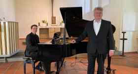 Konzert in Garding, Auf Flügeln des Gesanges“ singt der Husumer Bariton Michael Schwarz, begleitet von Malte Wienhues am Flügel